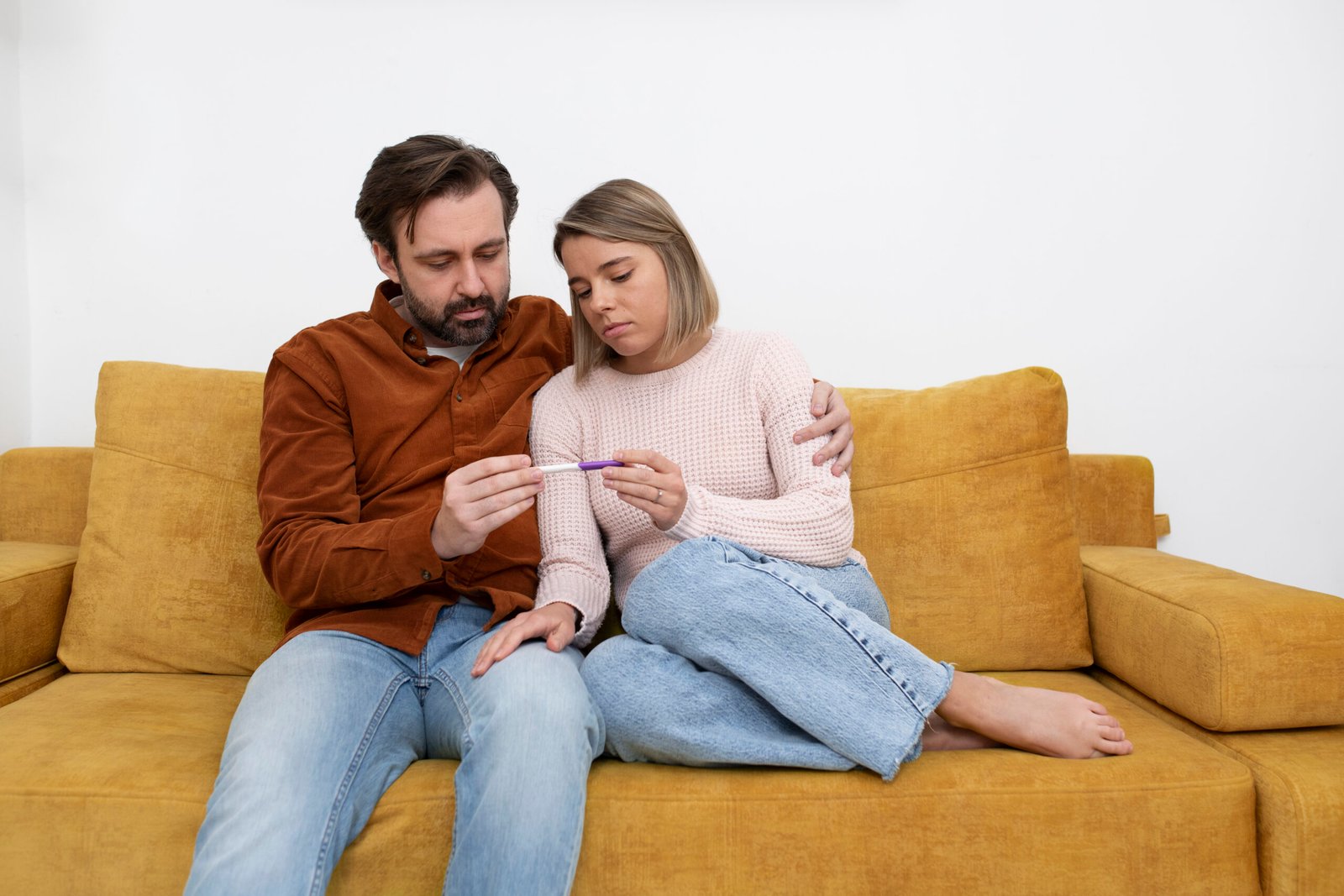 medium-shot-couple-sitting-couch Infertility and desire for children - can nutrition help?